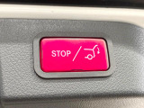 ●電動リアゲート:ワンタッチでリアゲートの開閉ができ、荷物などで両手が塞がっている状態でも簡単に開閉ができる便利機能です。