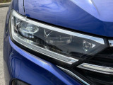 LEDマトリックスヘッドライト「IQ.LIGHT」。対向車や先行車を検知し、LEDを個別制御。まぶしさを抑えながら、夜間の視界をしっかり確保します。