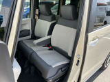 助手席と運転席はゆったりと座れるベンチシートタイプになっています。