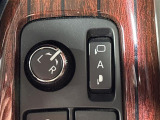 【電動格納ミラー】運転席のスイッチで、ドアミラーの開閉や角度の調整ができます。