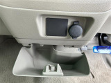 【アクセサリーソケット(電源ソケット)】電源からケーブルをつなげば、スマートフォンなどの電子機器の充電などを行うことができます!ゲーム機器や、カメラの充電にも便利ですね。