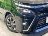 【LEDヘッドライト】悪天候や夜間走行時も良好な視界を確保し安心して運転できる高輝度LEDヘッドライトを装備!点灯速度が早く、消費電力も抑えられています。