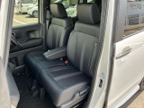 助手席と運転席はゆったりと座れるベンチシートタイプになっています。