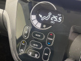 【オートエアコン】一度お好みの温度に設定すれば、車内の温度を検知し風量や温度を自動で調整。暑い&hellip;寒い&hellip;と何度もスイッチ操作をする必要はありません。快適な車内空間には必須の機能ですね♪