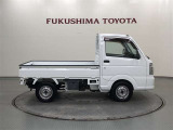 【まるごとクリーニング】シートを取り外し、車内を徹底洗浄。隅々まで丁寧に仕上げています。