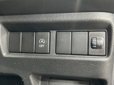 【アイドリングストップ】赤信号や渋滞で停車した際にエンジンを停止し、無駄な燃料の消費を抑えます。燃費向上や環境保護につなげる機能♪エンジンはブレーキを離せば再始動します。