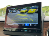 バックモニター装備。画面にて後方の確認が行えるので、バック駐車や車庫入れの際には重宝します。車の運転に慣れない方でも安心のガイドライン表示機能付。