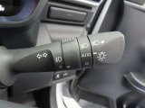 スイッチをオートに設定しておけば、車外の明るさに応じて自動的にヘッドランプを点灯・消灯します。夕暮れ時やトンネルの続く山道などを走行する時に便利なコンライトを装備しています。