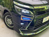 【LEDヘッドライト】悪天候や夜間走行時も良好な視界を確保し安心して運転できる高輝度LEDヘッドライトを装備!点灯速度が早く、消費電力も抑えられています。