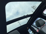 ●サンルーフ:開放感たっぷりの希少装備、サンルーフが装着されています!車内に明かりを取り入れたり景色を楽しむ以外にも、車内の空気も簡単に換気できて快適です!
