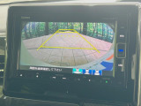 【バックカメラ】駐車時に後方がリアルタイム映像で確認できます。大型商業施設や立体駐車場での駐車時や、夜間のバック時に大活躍!運転スキルに関わらず、今や必須となった装備のひとつです!