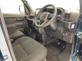 【運転席】座り心地が良いシートなので長時間の運転でも快適にお過ごしいただけます。新品のフロアマットのご注文も可能です。掲載箇所以外にご希望の写真がございましたらお気軽にお問い合わせ下さい。