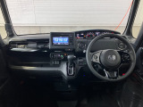 ホンダセンシング装着車となっております。衝突軽減ブレーキ、誤発進抑制機能、歩行者事故低減ステアリング、路外逸脱抑制機能、アダプティブクルーズコントロール、車線維持支援システム他、安全運転を幅広く支援。