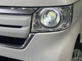 【LEDヘッドライト】悪天候や夜間走行時も良好な視界を確保し安心して運転できる高輝度LEDヘッドライトを装備!点灯速度が早く、消費電力も抑えられています。