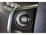 運転中に手を離さなくてもオーディオやマルチインフォメーションディスプレイ内の表示切替が出来るステアリングスイッチ付です。走行中に視線を逸らさず出来る手元操作は安全運転につながります。