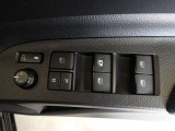 パワーウィンドウスイッチで運転席から全席の窓の開閉ができます。