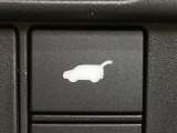 【ハンズフリーパワーバックドア】リアバンパー下部に足先を出し入れするだけでバックドアが自動で開閉♪両手が荷物でふさがっている時でもラクラク開閉操作が行えます!