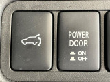 【パワーバックドア】スマートキーや運転席のボタンを押すだけでリアゲートが自動で開閉します!荷物を持っている時や、高い位置にあるバックドアを閉める際に便利な機能です♪