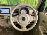 インテリアに合わせたデザインのステアリングは、運転される方のことも考え、運転しやすい形状、大きさです。是非一度、実際に触ってお確かめください。