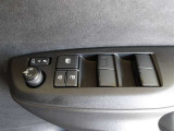 パワーウィンドウスイッチで運転席から全席の窓の開閉ができます。