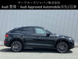 フロントからリアへと伸びる、研ぎ澄まされたキャラクターライン。流麗なシルエットと、Quattroを予感させる彫刻的なフェンダーが、優雅さとダイナミズムを同時に語るタイムレスなサイドビューです。