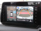 アラウンドビューモニター搭載!9インチ大型ナビモニターに、真上から見下ろしているかのような映像を見ながら安全に駐車できます。さらに人や自転車など周囲に動くものがあると表示とブザーでお知らせします。