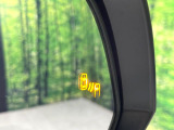【ブラインドスポットモニター】走行中、ドアミラーの死角になりやすい箇所に後続車が接近するとサイドミラーのレンズに警告を表示!ドライバーに注意喚起をしてくれます。