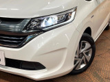 【LEDヘッドライト】悪天候や夜間走行時も良好な視界を確保し安心して運転できる高輝度LEDヘッドライトを装備!点灯速度が早く、消費電力も抑えられています。