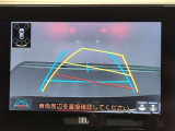【バックガイドモニター】後方の映像をナビ画面に表示するだけでなく、ステアリング操作に連動して動くガイド線も同時に表示!予想進路の確認をしながら後退できるので便利です!
