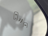 【ブラインドスポットモニター】走行中、ドアミラーの死角になりやすい箇所に後続車が接近するとサイドミラーのレンズに警告を表示!ドライバーに注意喚起をしてくれます。