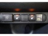 データ通信/給電用と、給電用のUSBポートが装備されています。車内にあると便利なアイテムのひとつですね。