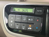 【オートエアコン】一度お好みの温度に設定すれば、車内の温度を検知し風量や温度を自動で調整。暑い&hellip;寒い&hellip;と何度もスイッチ操作をする必要はありません。快適な車内空間には必須の機能ですね♪
