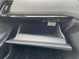 【グローブボックス】大容量のグローブボックスです!!車検証ケース他、日頃使う小物類の収納スペースもたくさんあります!
