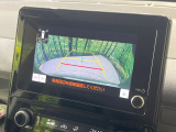 【バックカメラ】駐車時に後方がリアルタイム映像で確認できます。大型商業施設や立体駐車場での駐車時や、夜間のバック時に大活躍!運転スキルに関わらず、今や必須となった装備のひとつです!