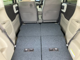 リア席を倒せばさらに広々とした空間の出来上がり!荷物もたくさん載せられますよ。