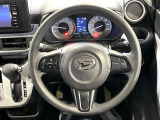 インテリアに合わせたデザインのステアリングは、運転される方のことも考え、運転しやすい形状、大きさです。是非一度、実際に触ってお確かめください。