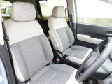 ★運転席★大きな座面と包み込むような背もたれが、ドライバーの身体をしっかり支えます。さらに、上質なシート素材と座り心地のよいクッション。長時間の運転やコーナーの多い道も快適です !!