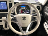 インテリアに合わせたデザインのステアリングは、運転される方のことも考え、運転しやすい形状、大きさです。是非一度、実際に触ってお確かめください。