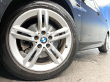 ●純正17インチアルミホイール:輸入車ならではの卓越した走りを支えるホイールと足回りです!日本車の走りに慣れている方にもぜひ体感して頂きたいほど、高いレベルでまとまっています!