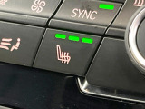 ●フロントシートヒーティング:運転席・助手席共に三段階で調節が可能なシートヒーターを装備しております。季節を問わず快適にご使用いただけます。