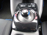 EV車ならでは3つの走行モード切替で「ワンペダル」走行も可能で。もちろん、 エマブレ踏み間違い防止アシスト、VDC(横滑り防止機能)、フロント&バックソナー、ヒルスタートアシストなど安全装備も充実しています