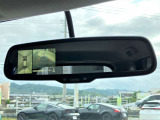 自動防眩ルームミラーで夜間のまぶしさを軽減してくれます。アラウンドビューモニターが映ります。