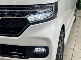 【LEDヘッドライト】悪天候や夜間走行時も良好な視界を確保し安心して運転できる高輝度LEDヘッドライトを装備!点灯速度が早く、消費電力も抑えられています。