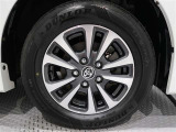 タイヤサイズは(195/65R15)で純正アルミホイールです。