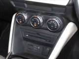 オートエアコン 自動車室内の希望温度を設定すると、自動的にヒーターやクーラーの温度調整や風量調整などを行ってくれる快適装備です!冬場に嬉しいシートヒーターも装着されています★☆★☆