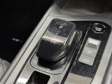 【シフトレバー】近年のハイブリッド車特有のスマートなシフトレバー。身近に触れるポイントですが、先進的で近未来のような印象を受けますね。