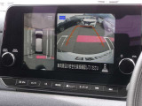アラウンドビューモニター搭載!9インチ大型NCナビモニターに、真上から見下ろしているかのような映像を見ながら安全に駐車できます。さらに人や自転車など周囲に動くものがあると表示とブザーでお知らせします。