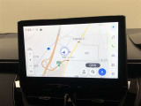 【10.5インチディスプレイオーディオ】各種オーディオ機能とスマホ連携機能を搭載。コネクティッドナビ対応。車載ナビ機能も搭載。機能の詳細につきましては、展示店舗までお尋ねください。