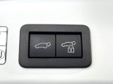 【パワーバックドア】スマートキーや運転席のボタンを押すだけでリアゲートが自動で開閉します!荷物を持っている時や、高い位置にあるバックドアを閉める際に便利な機能です♪