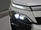 Bi-Beam LEDヘッドランプのレンズカバーをブラックに変更され、LEDクリアランスランプにメッキエクステンションが施されています。